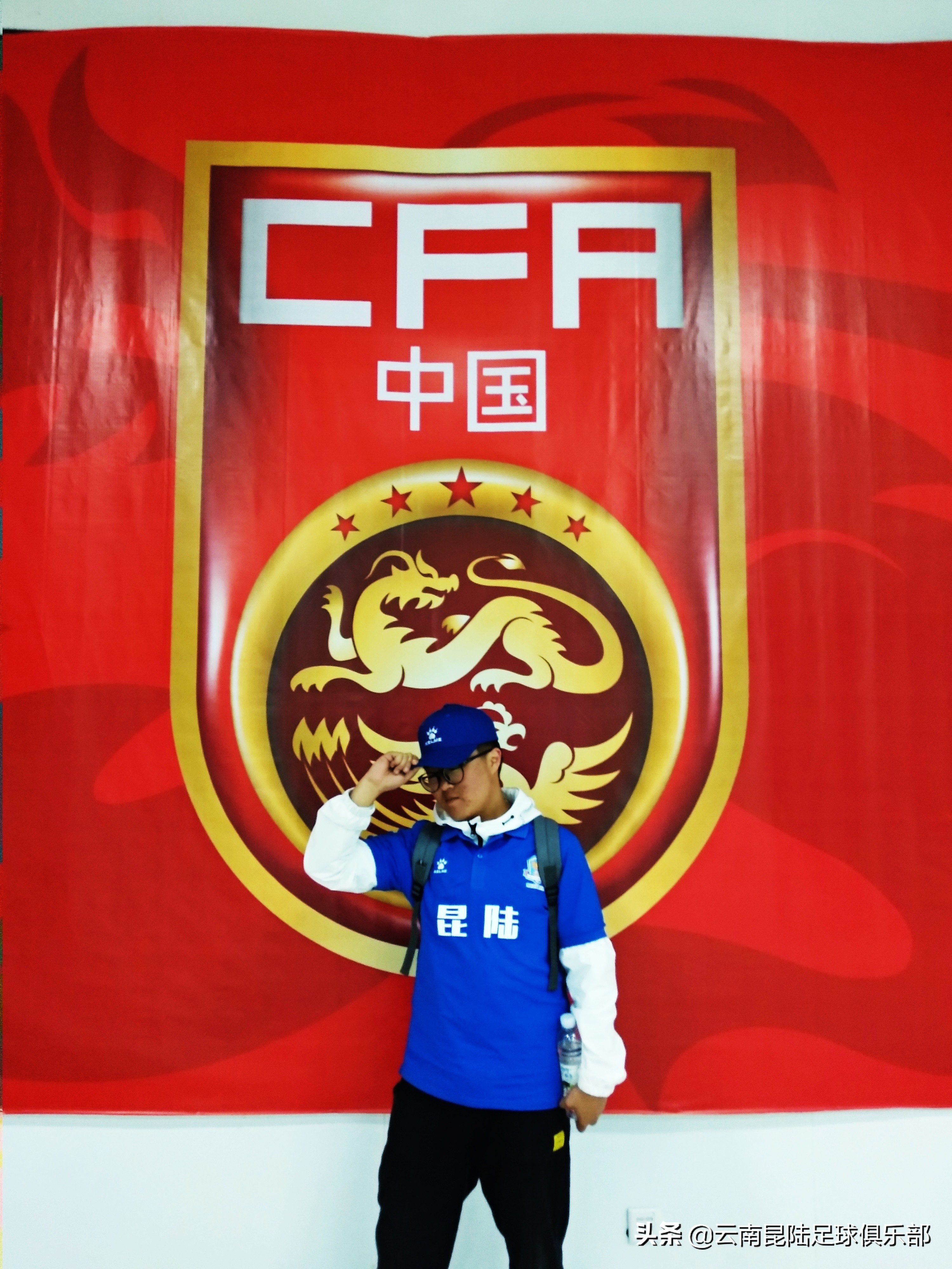 全程热搜他是谁?！球场上的这个“背影”亮了