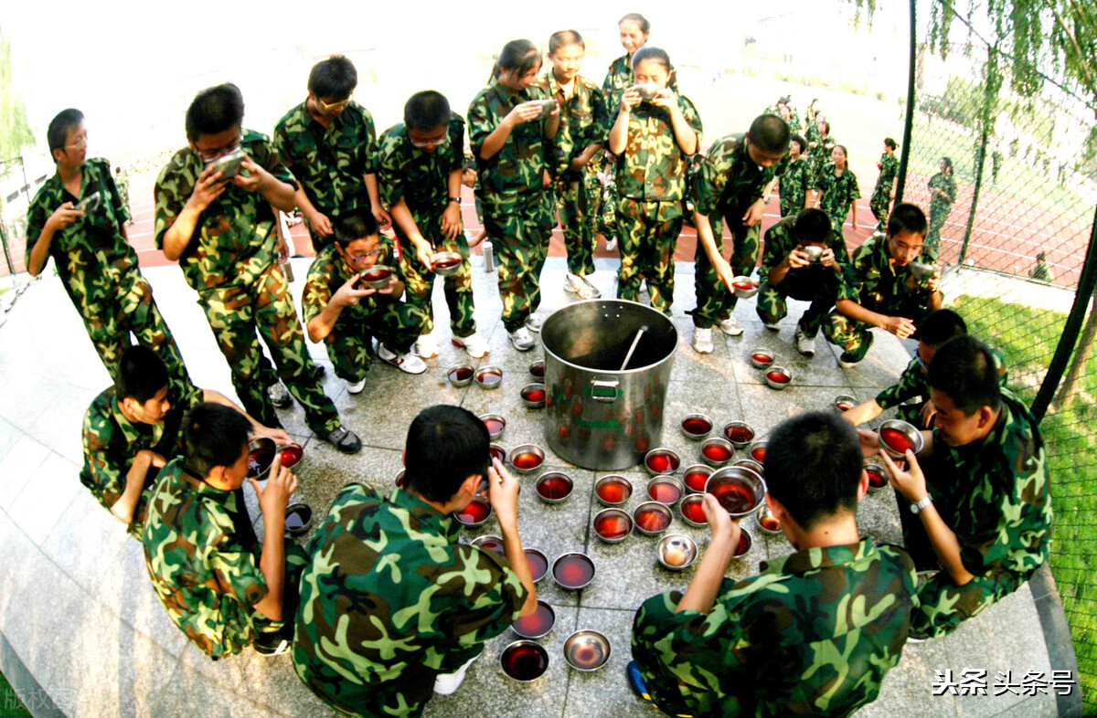 学姐在学弟军训面前跳舞,学弟学妹军训学姐在旁边跳舞