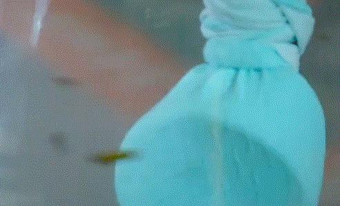 衣服粘了毛絮快速清除,洗衣机洗出来的衣服粘毛怎么办