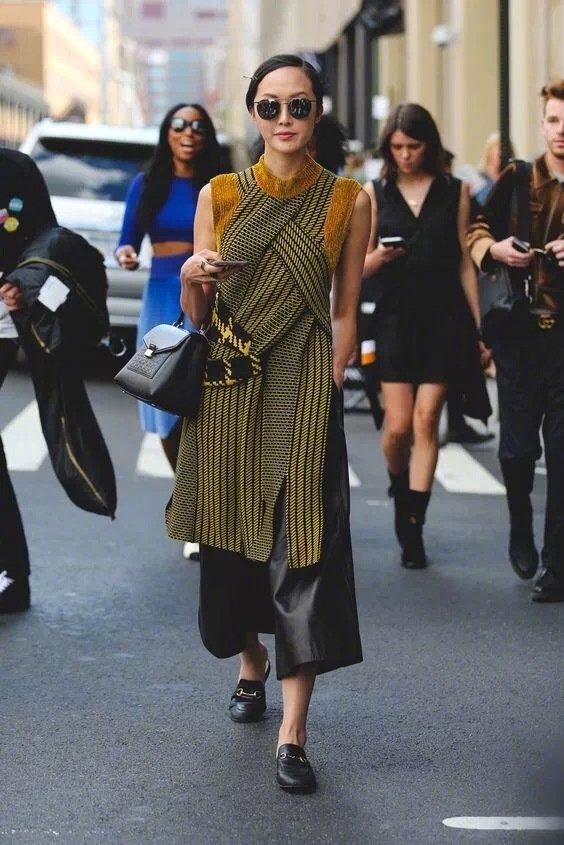 宽松毛衣怎么搭配带图案,宽松的毛衣怎么搭配外套