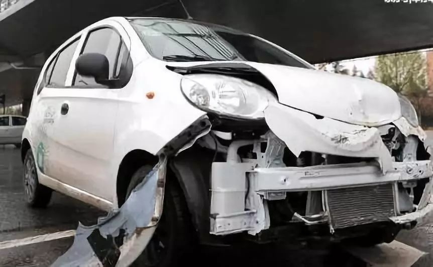 刹车踩不下去刹车失灵怎么回事,新能源车突然刹车很硬踩不动