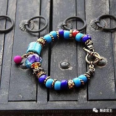 施华洛世奇水晶和珠子打造闪亮弹簧吊坠手链，附制作图解教程