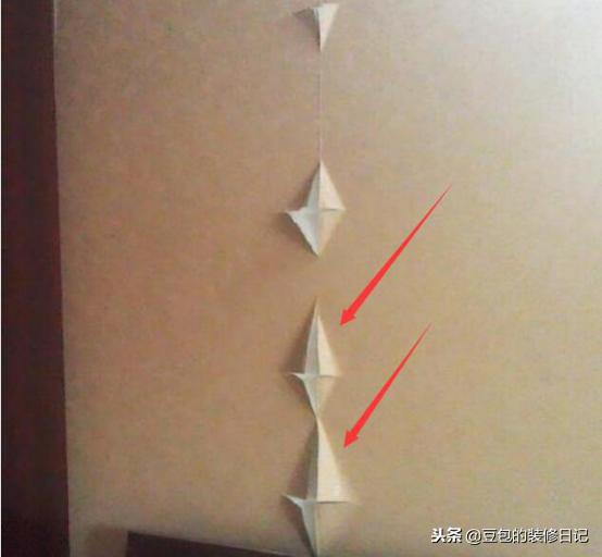 墙纸大面积翘开了怎么修补啊,又厚又硬的墙纸翘边用什么胶水