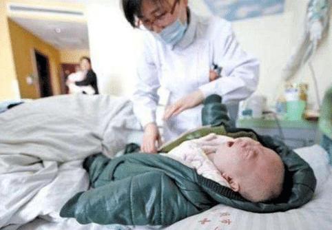 6个月宝宝半夜呕吐不止,八个月宝宝半夜突然呕吐一吃就吐