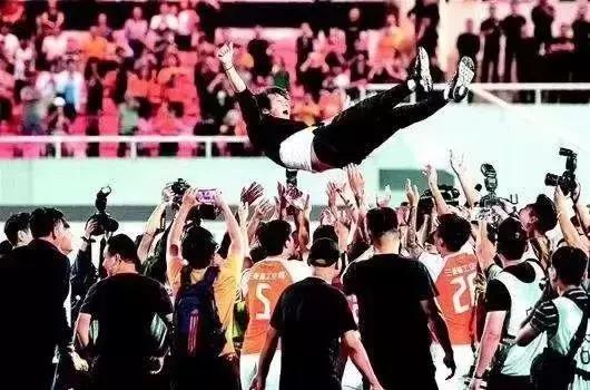 足球是圆的足球的故事也是圆满的,足球是和平年代的战场谁说的