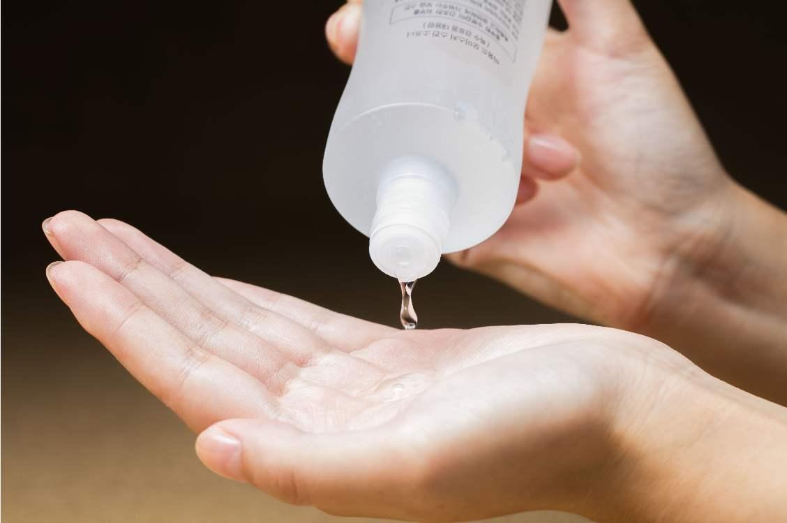 鼻子卡粉的正确化妆方法,皮肤很干化妆起皮卡粉怎么办