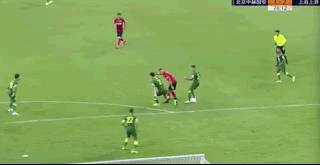 中超奇葩一幕护球,中超现奇葩判罚
