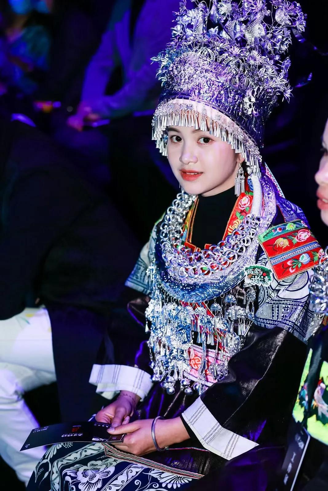 被央视点赞，有点惊艳！这位00后甜心苗妹勇闯上海时装周