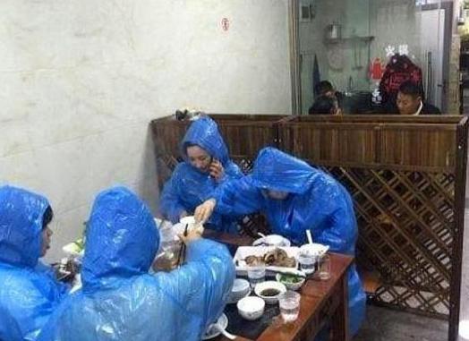 冬天吃火锅浑身臭味怎么办？聪明人都是穿雨衣吃，网友：学到了！