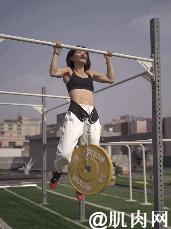 肌肉女学生秀腹肌,撩衣秀腹肌