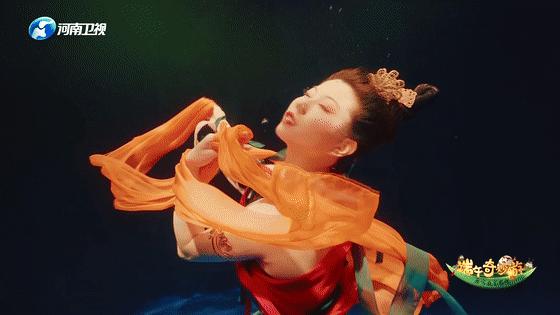 小姐姐在水下憋气100秒探险,小姐姐水下憋气挑战100秒