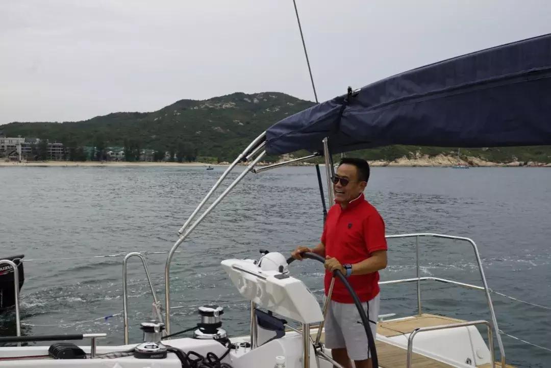 巨邦快乐集结号丨看见了，其中一艘游艇上，是我们的船长大舅哥