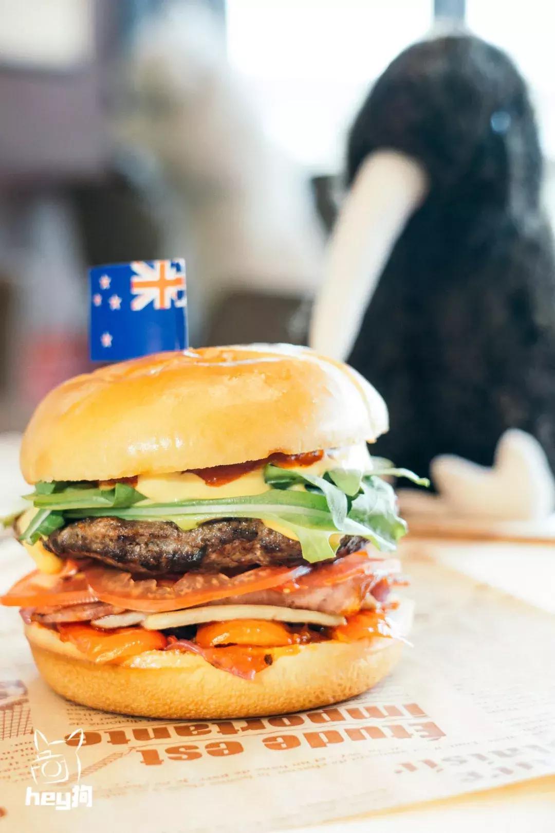 超厚厚厚「黑金汉堡」，想吃嘴要张大大大