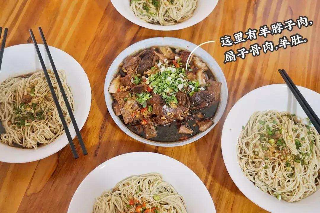 炕锅羊肉面最正宗做法,柴火灶大铁锅炖羊肉