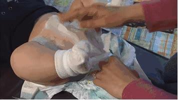 帮宝宝换尿不湿的正确方法,怎样给宝宝换尿不湿时不吐奶