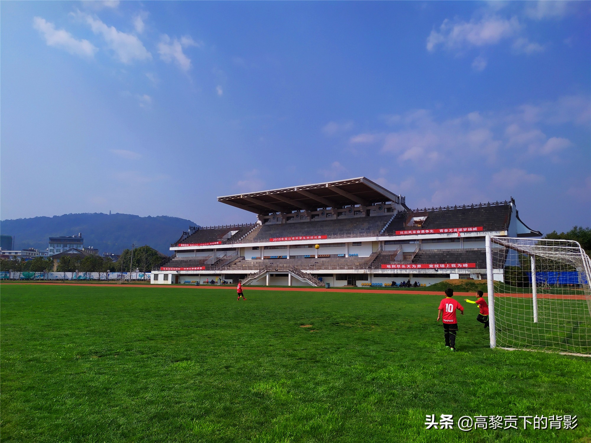 云南腾冲偶遇篮球赛顺便看看腾冲的体育设施如何？