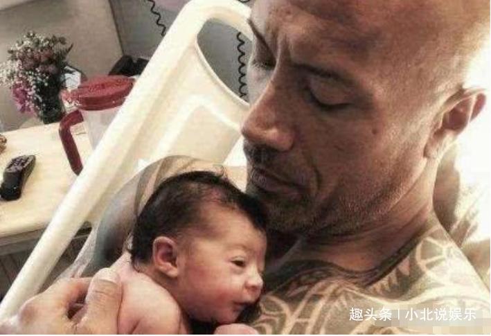 巨石强森被小女孩嘲讽没肌肉,巨石强森和他的女儿日常