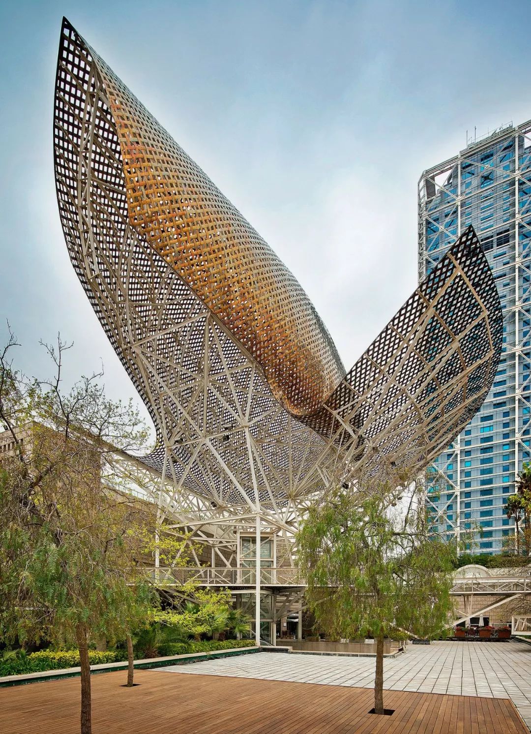 LV韩国开新店上热搜，网友：怎么这么丑？设计师：我乱来的