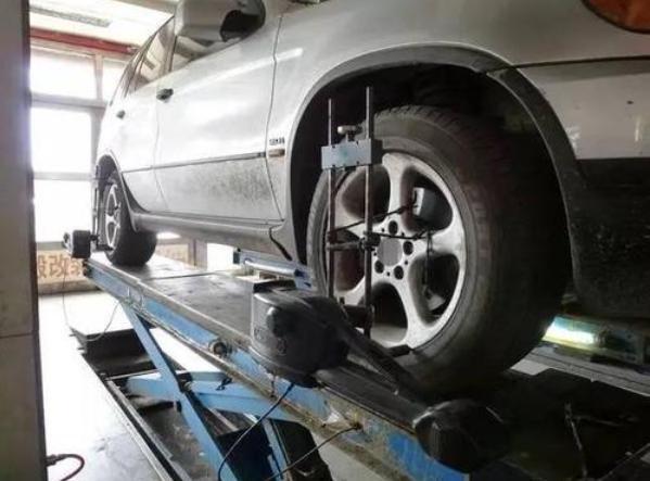 四轮定位前轮跑偏如何处理,车轮跑偏调整过后需要做四轮定位