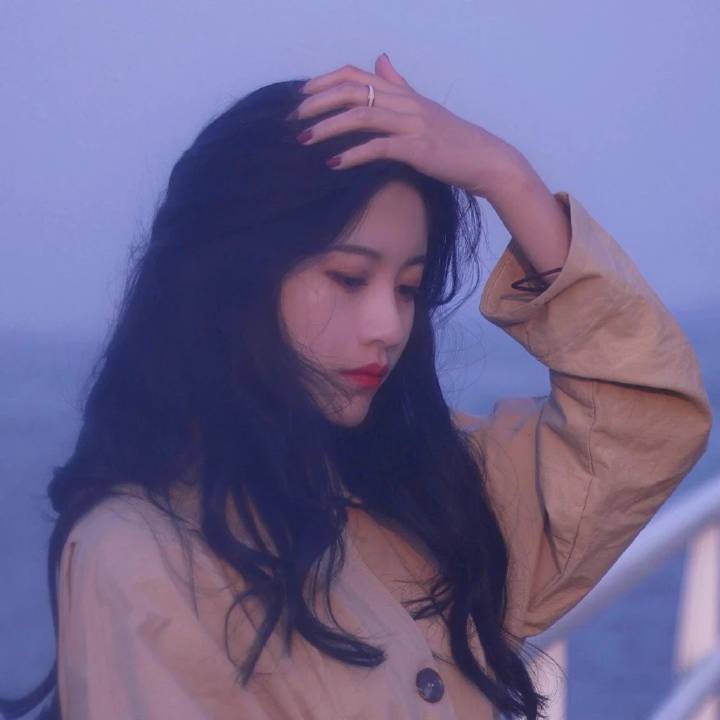 蹲守新晋小花何皎皎家门口的狗仔，拍到了劲爆的视频