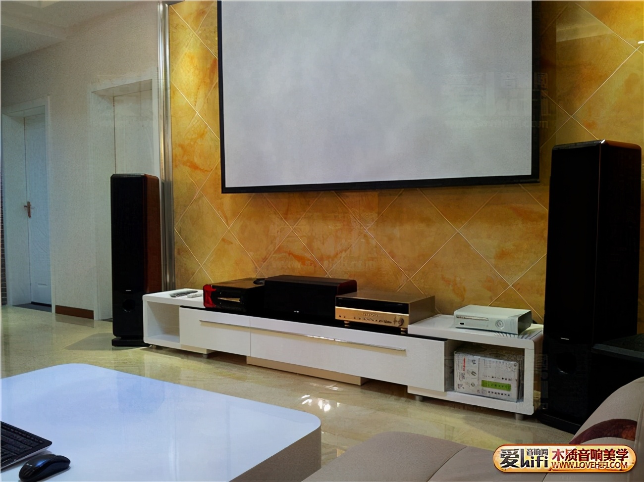 5.1家庭影院环绕音箱可以放前面吗,落地音箱放在幕布后面