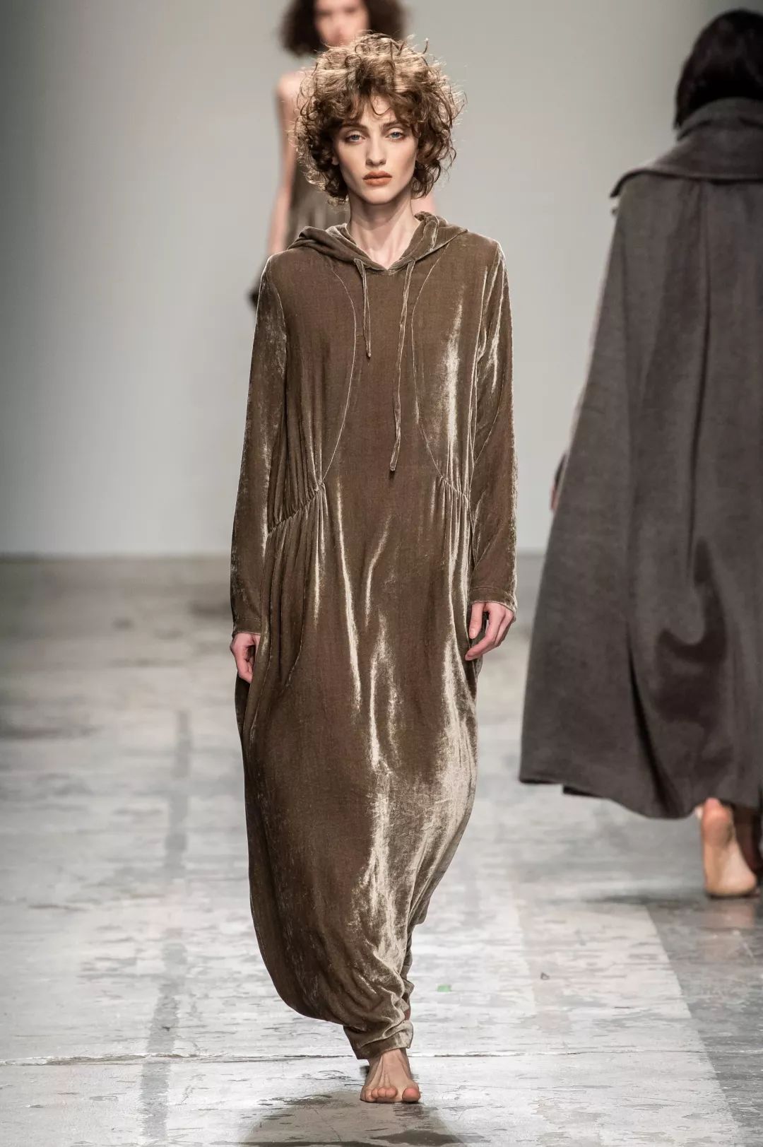 秋天穿丝绒太美太高级了 (轻薄高级的丝绒质地太讨人喜欢了)