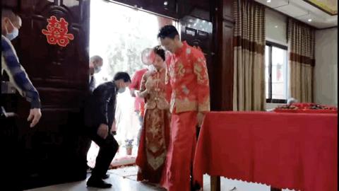 他俩结个婚，千万网友自备酒水围观，还在线随份子