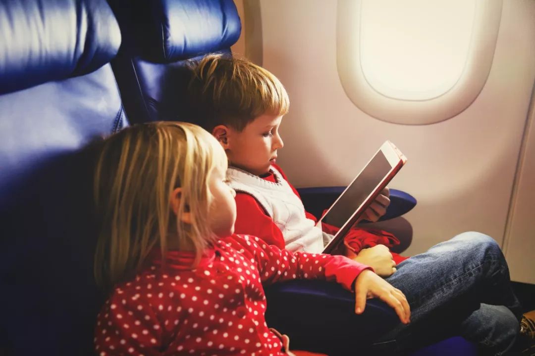 孩子在飞机上一直哭妈妈很无奈,小孩在飞机上一直哭闹怎么应对