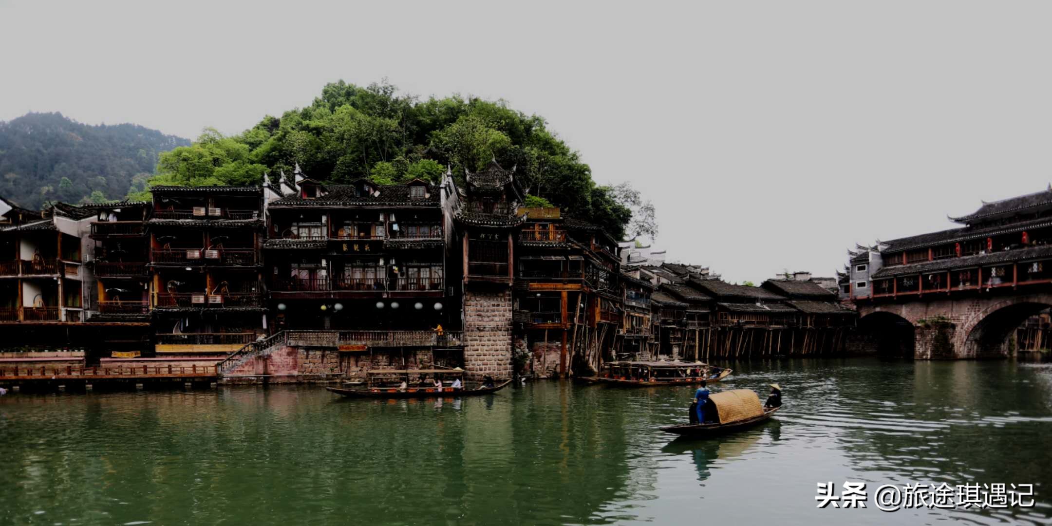 漫步在雨中的凤凰古城,凤凰镇古镇夜景