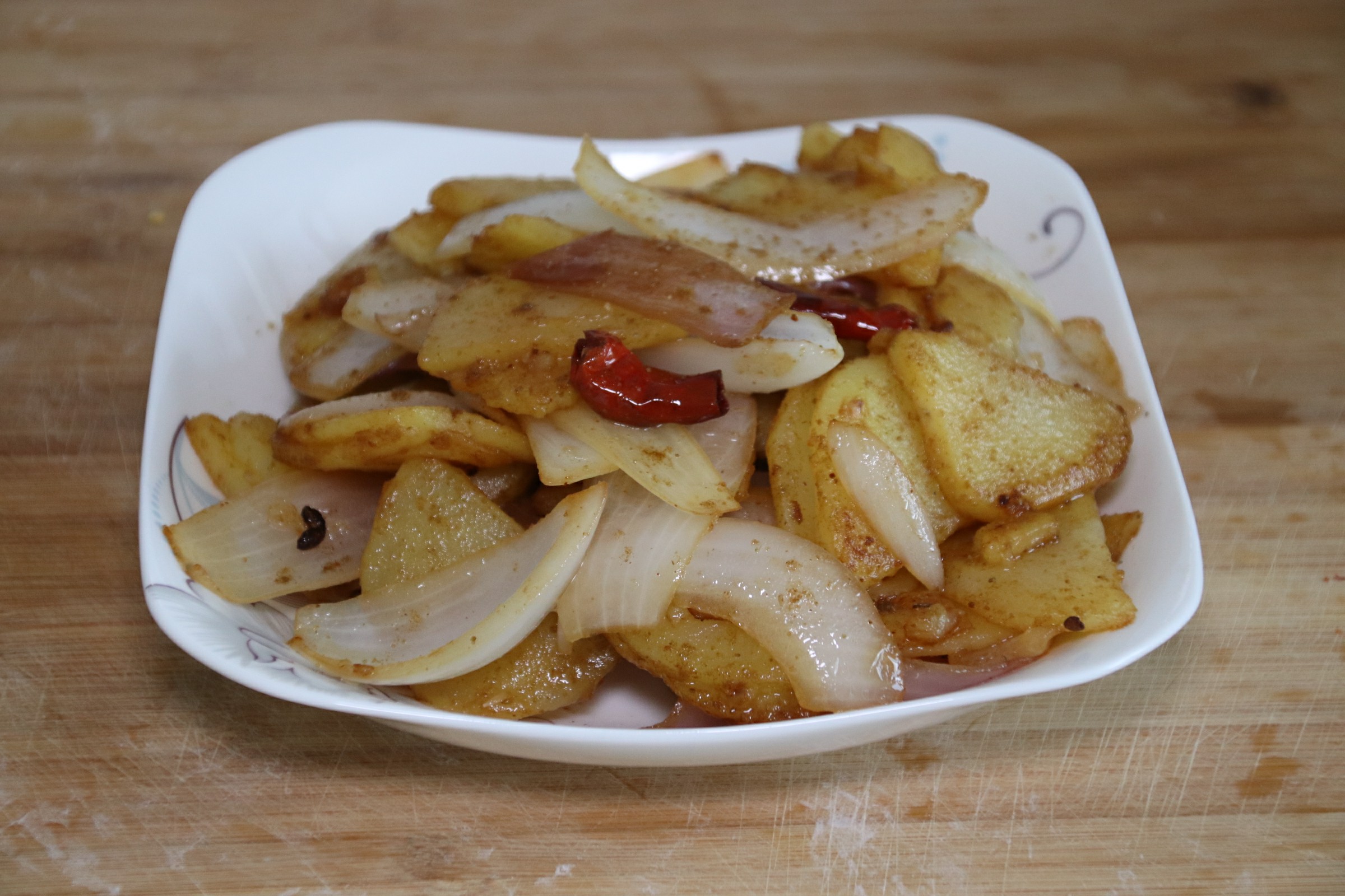 紫皮洋葱和新鲜洋葱有什么区别,洋葱紫皮和黄皮的区别