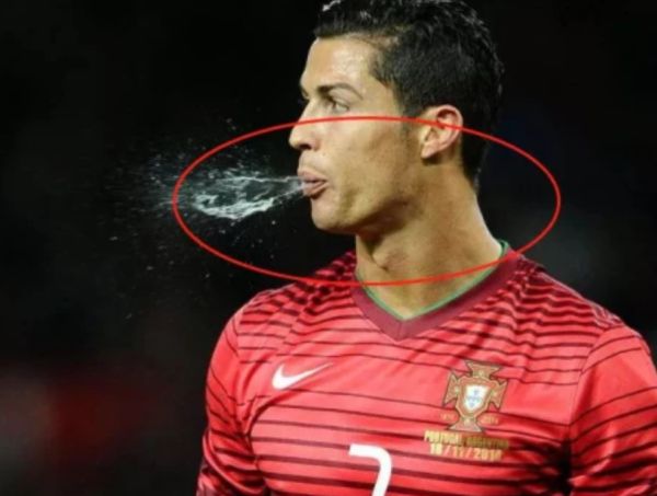 足球运动员为什么喝完水要吐出去,足球运动员喝的水要全部吐出来吗