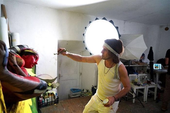 他把女人的身体画成一只蝴蝶，逼真地几乎真假难辨