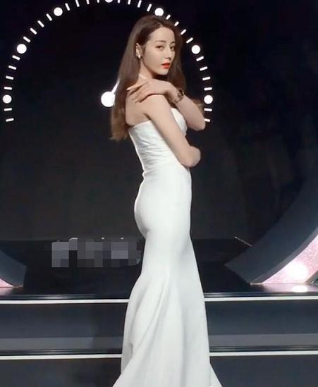 迪丽热巴出席活动穿礼服,迪丽热巴穿礼服出席活动