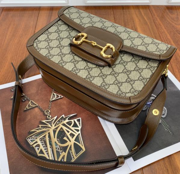 巴宝莉和lv包包哪个好,巴宝莉水桶包和lv水桶包比较