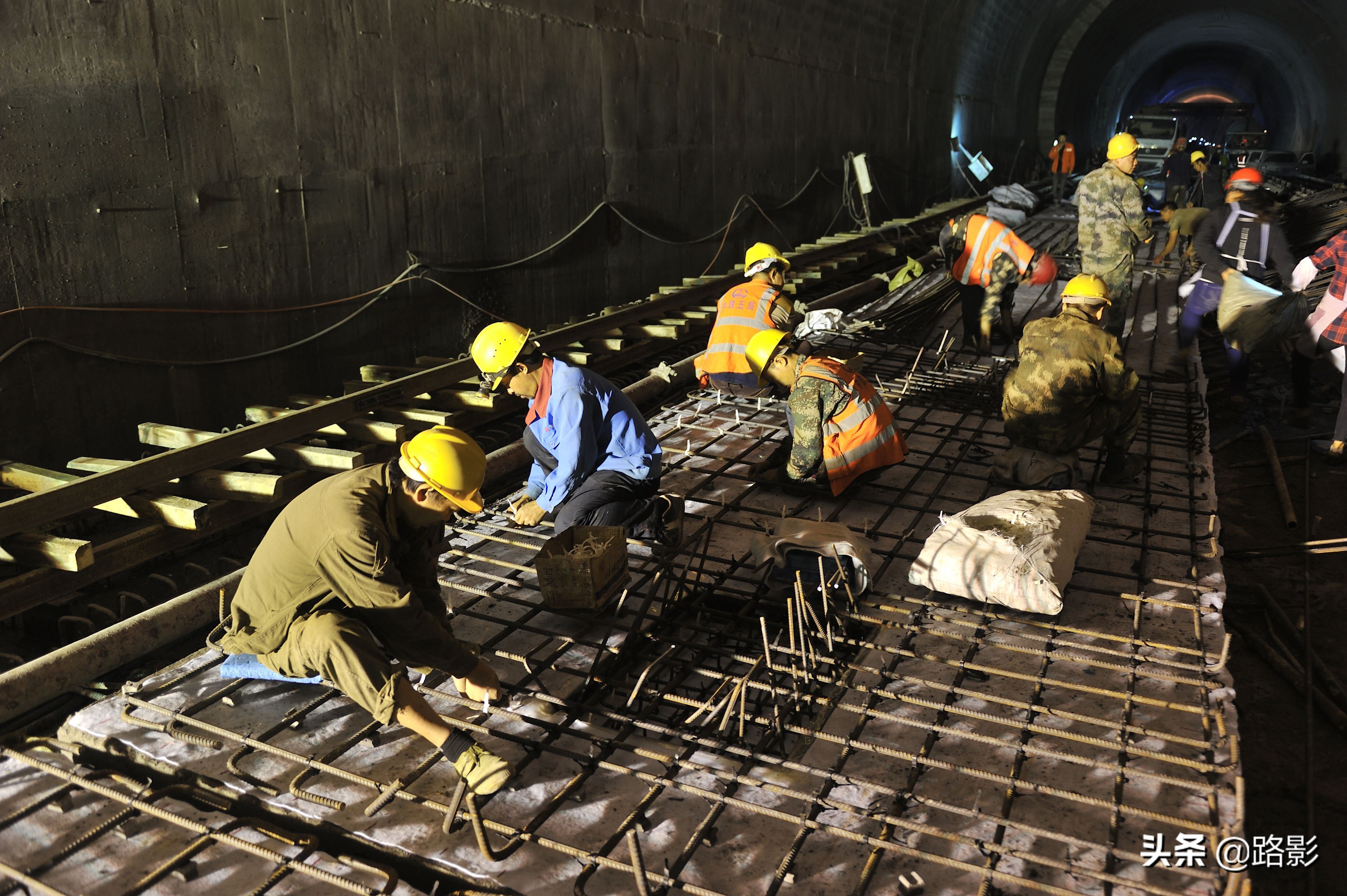 中国高铁隧道,溶洞铁路隧道