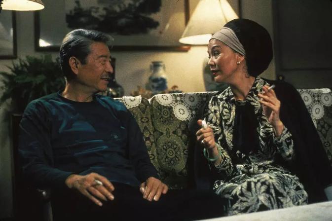 再看《饮食男女》，那些沉默又孤独的中国父亲，正在被时代所打败