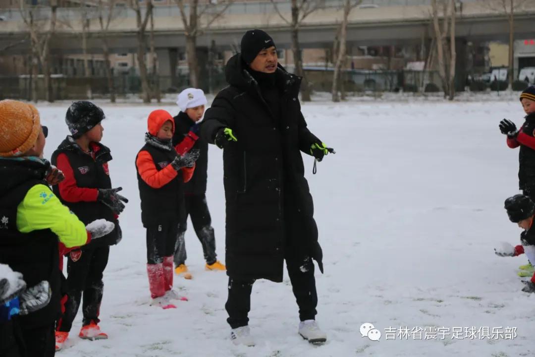 雪地快乐踢球,冰天雪地足球