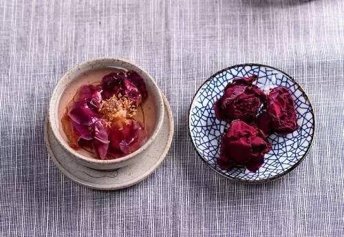 每一朵墨红玫瑰，都带着使命来到这个世界