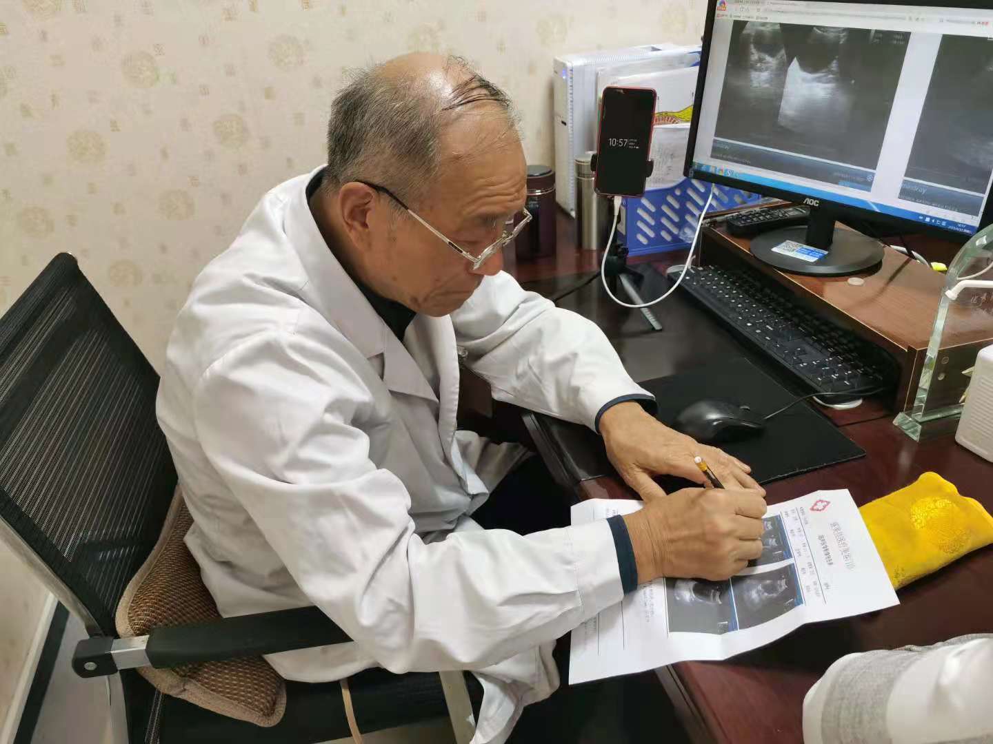 尿频前列腺钙化怎么治,年轻人体检显示前列腺轻微增生