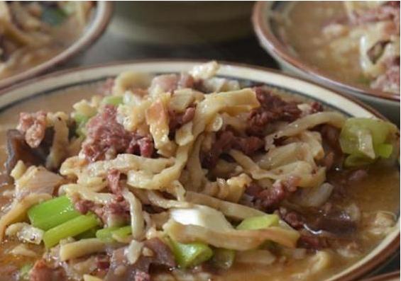 夫妻户外摆摊卖面条,夫妻摆摊卖小吃一天卖500多