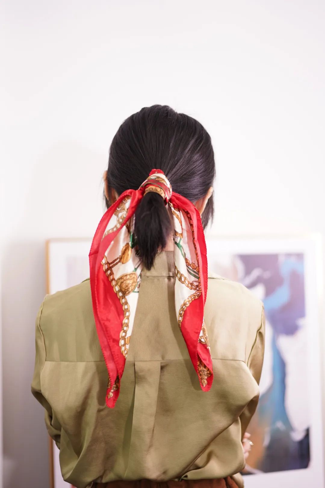 桑蚕丝丝巾春季怎样搭配衣服,春季长丝巾的系法简单又漂亮