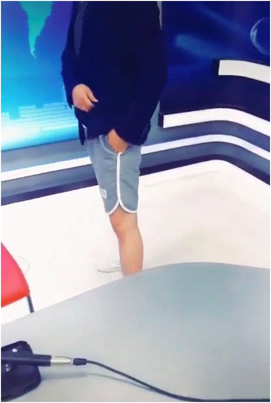 女主持人穿露锁骨衣服,女主持人吃泡面