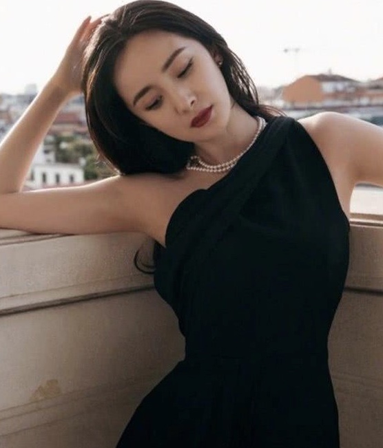 杨幂衣品真出众穿西装知性干练,杨幂黑色西装甜酷穿搭