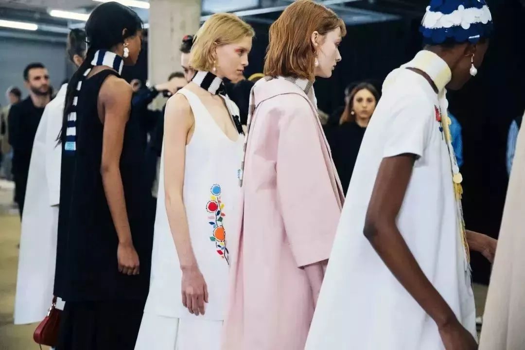 prada2019秋冬女装配色要点,prada2020早春度假系列