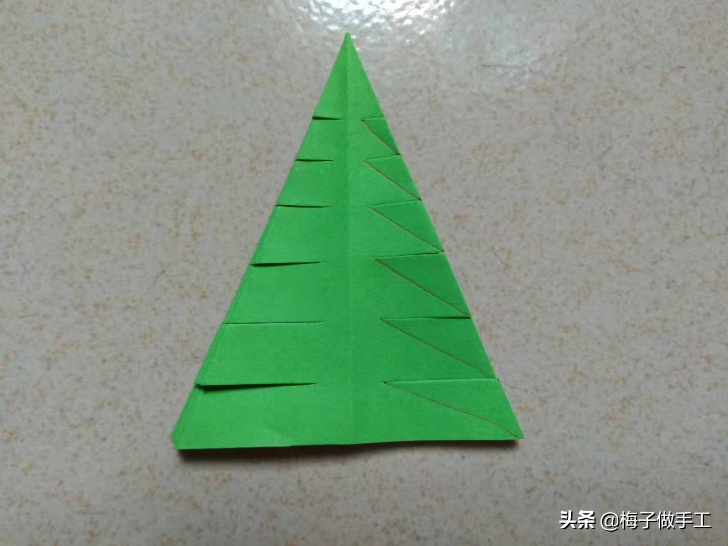 用一张纸就能折圣诞树,折法还那么简单,适合宝宝做的折纸手工哦