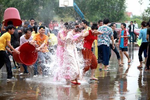 泰国泼水节搞笑事件,泰国泼水节最尴尬的场面