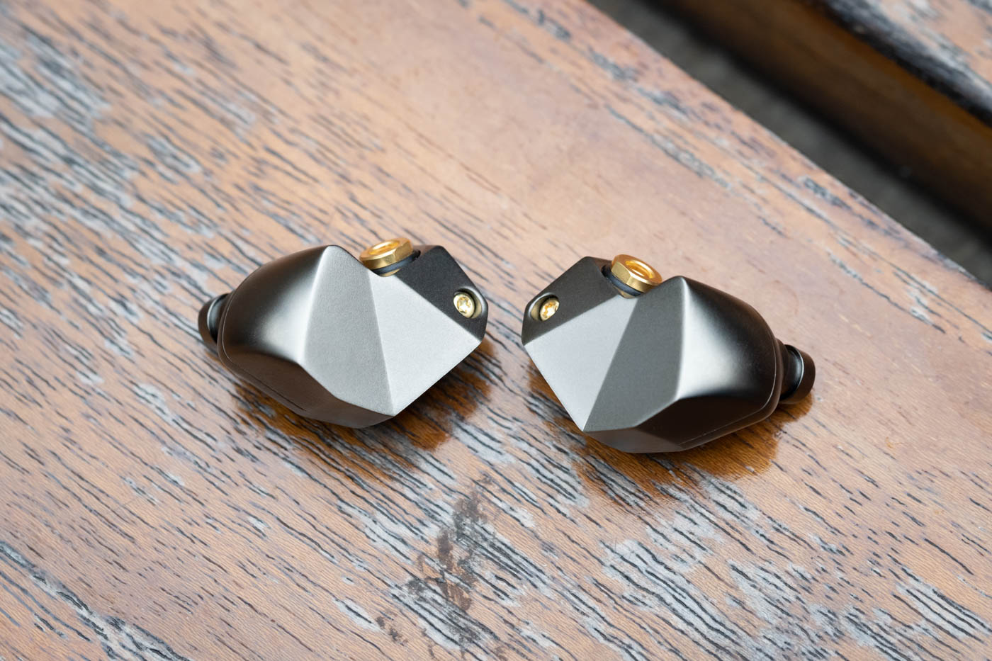 你要的是这个金耳机，这个银耳机，还是这个铁耳机呢？