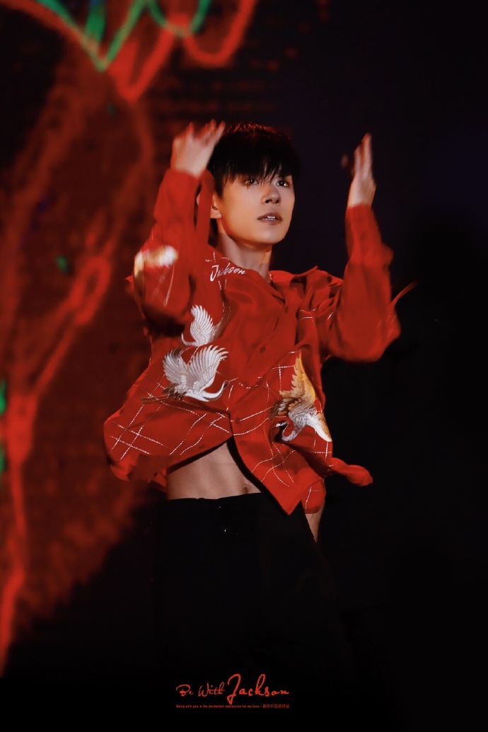 大家对易烊千玺的评价一段话,易烊千玺人物评价简洁