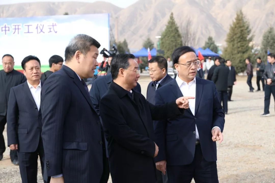 这所985大学位置荒凉，被调侃为“流放地”，学生笑称:骑骆驼上学