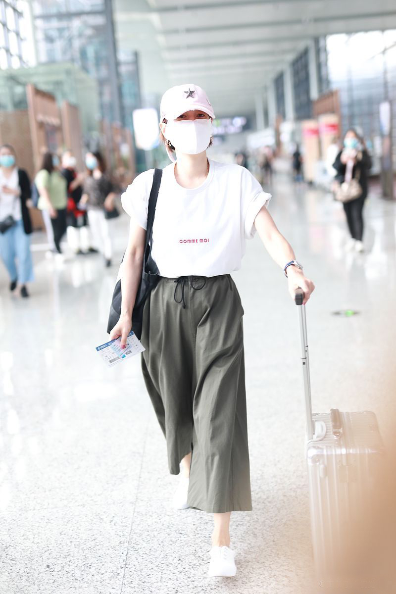 马伊琍t恤配中款裙,马伊琍条纹t恤女